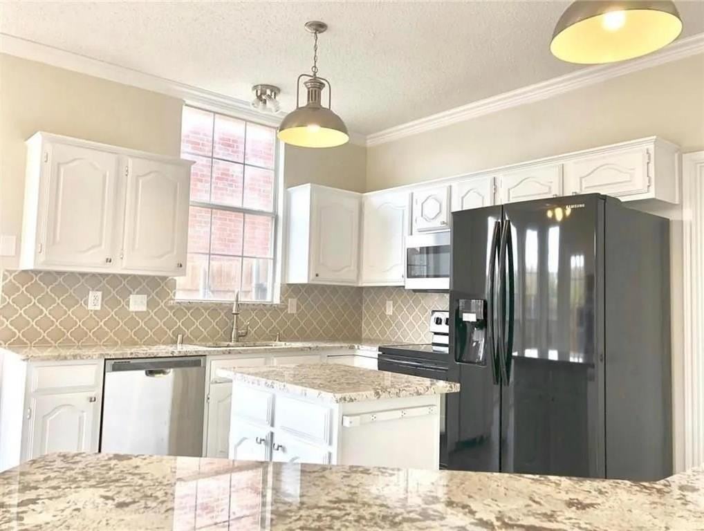 11112 Newport Dr - Photo 4 of 40