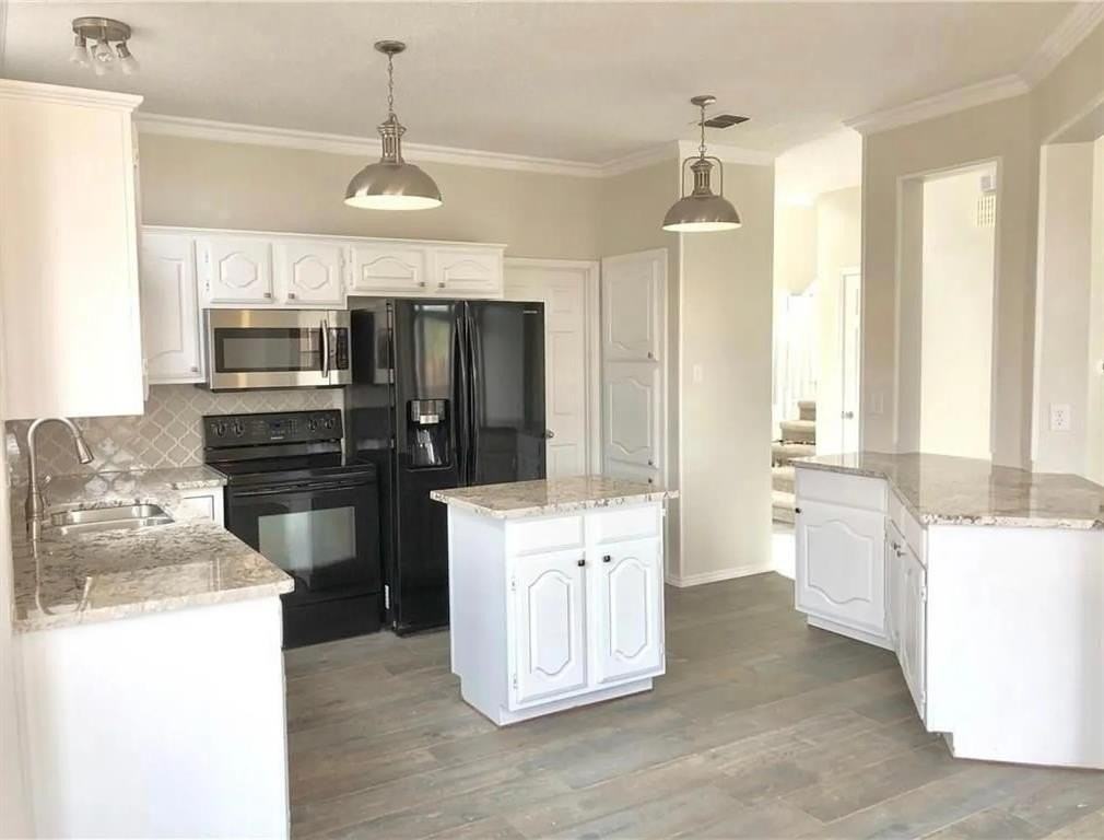 11112 Newport Dr - Photo 5 of 40