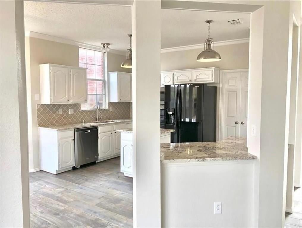 11112 Newport Dr - Photo 6 of 40