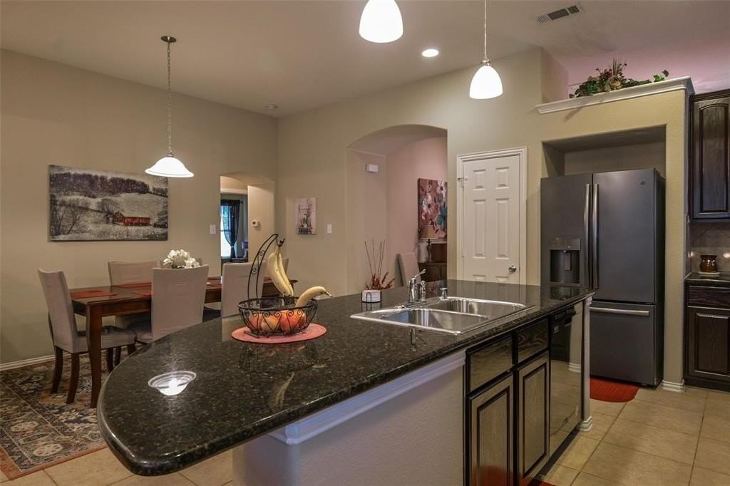 660 Payton Way - Photo 7 of 40