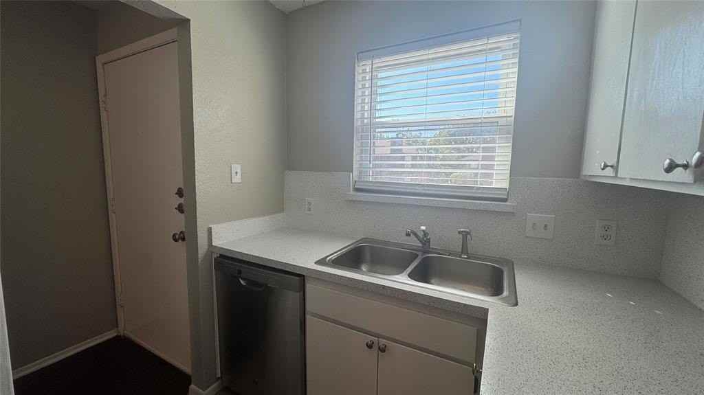 3813 Coates Cir - Photo 4 of 29