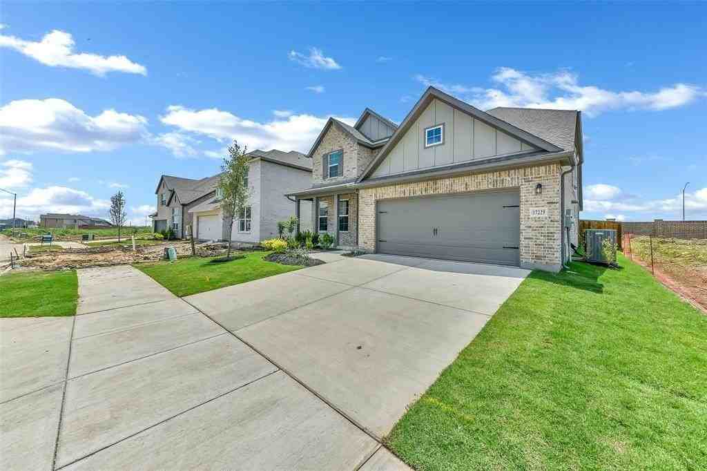 17229 Oxborough Dr - Photo 3 of 40