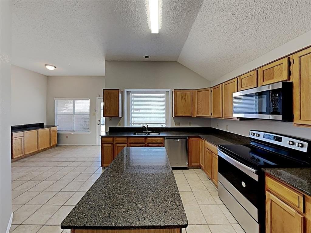 815 Mccomb Ln - Photo 4 of 18