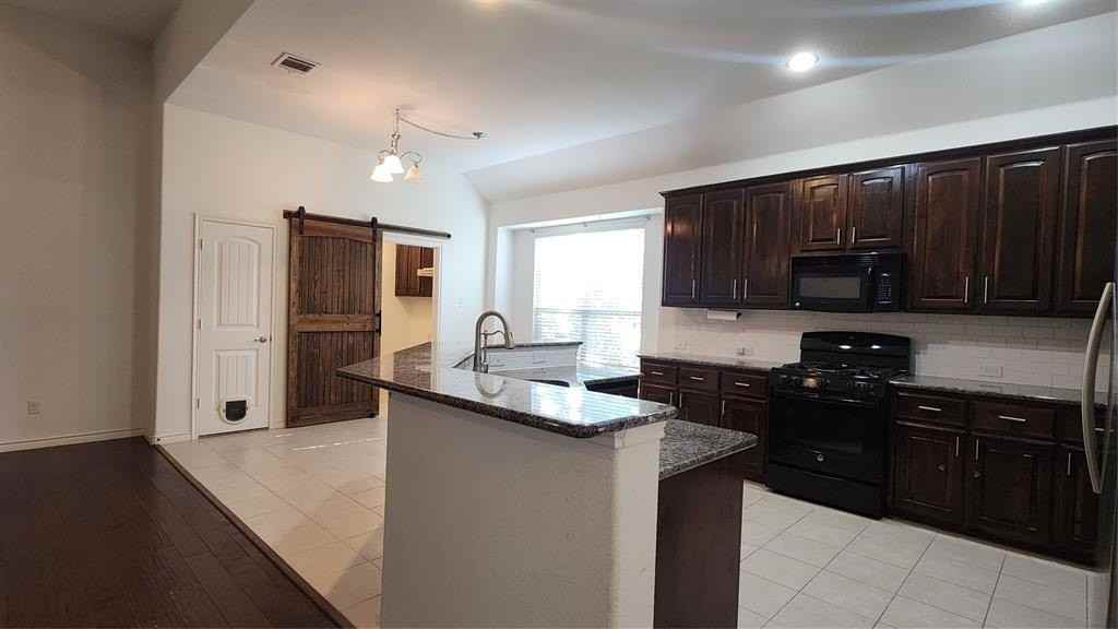 1369 Crescent Cove Dr - Photo 7 of 35
