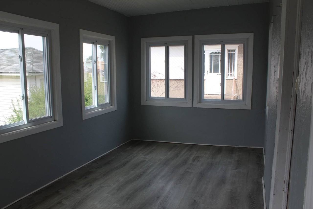 1710 6th St - Photo 5 of 12