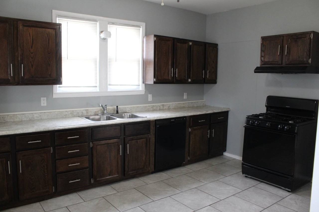 1710 6th St - Photo 6 of 12