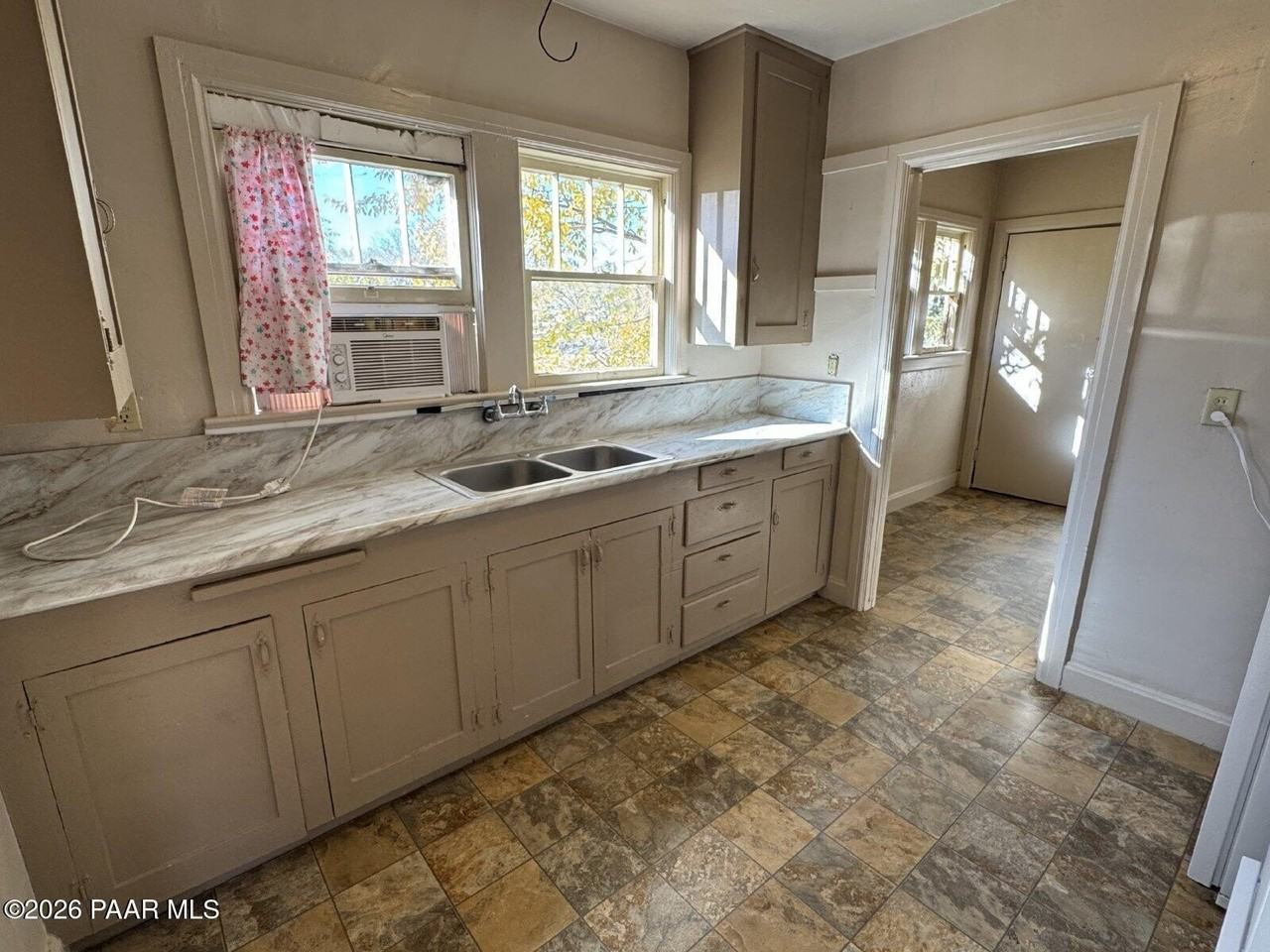 606 E Willis St - Photo 6 of 11