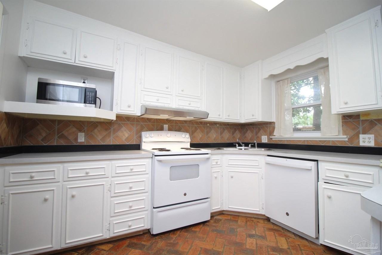 3875 Arbutus Dr - Photo 7 of 19