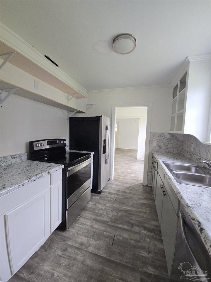 210 S 2nd St - Photo 4 of 21