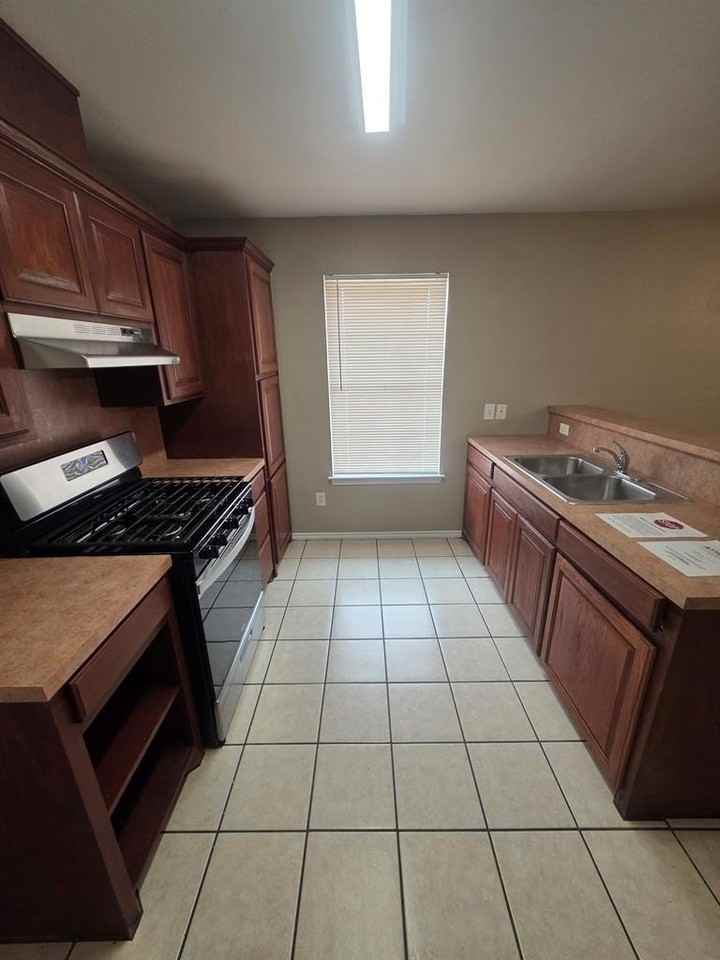 416 Maple Ave - Photo 7 of 29