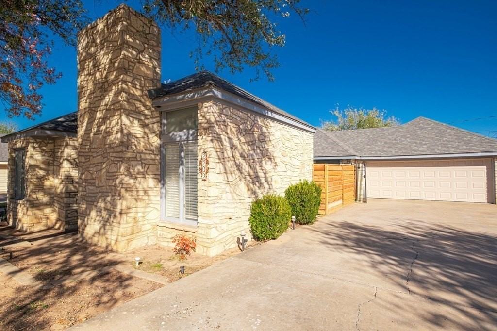 2202 Wydewood Dr - Photo 2 of 17