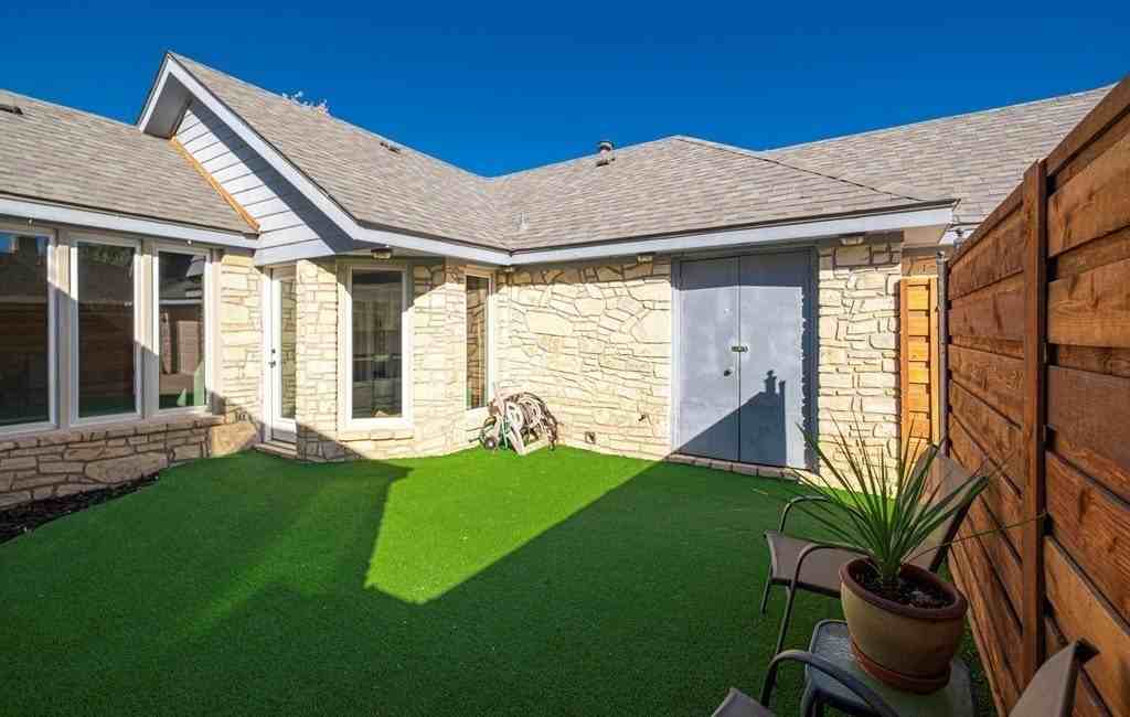 2202 Wydewood Dr - Photo 3 of 17