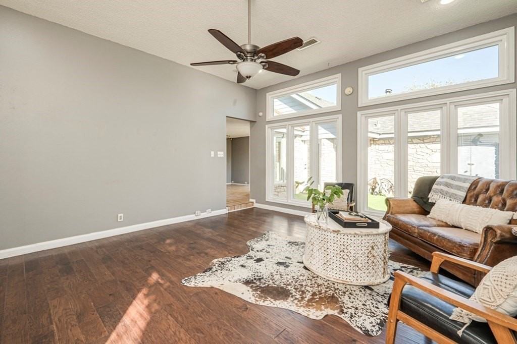 2202 Wydewood Dr - Photo 6 of 17