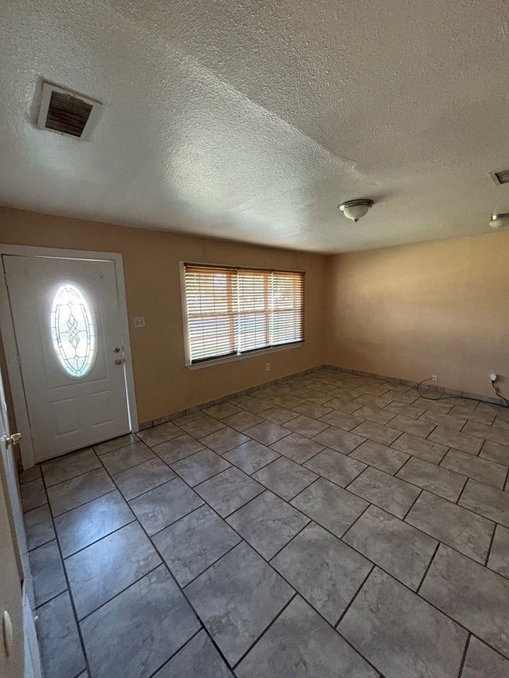 4106 Avenue U - Photo 2 of 8