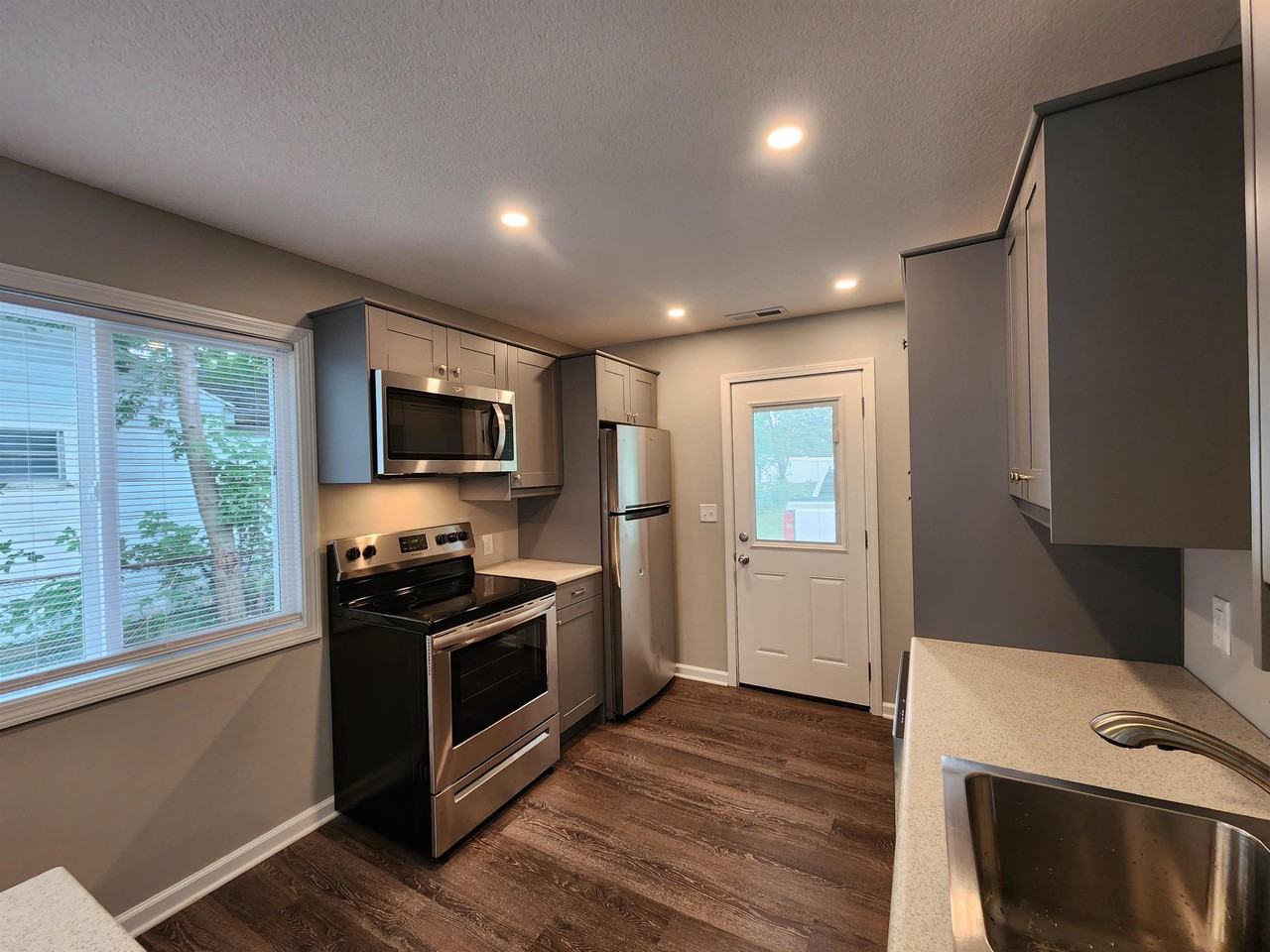 424 Nussbaum Ave - Photo 6 of 32