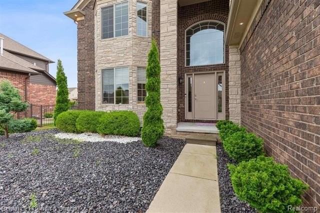 56742 Clearstone Dr - Photo 3 of 48
