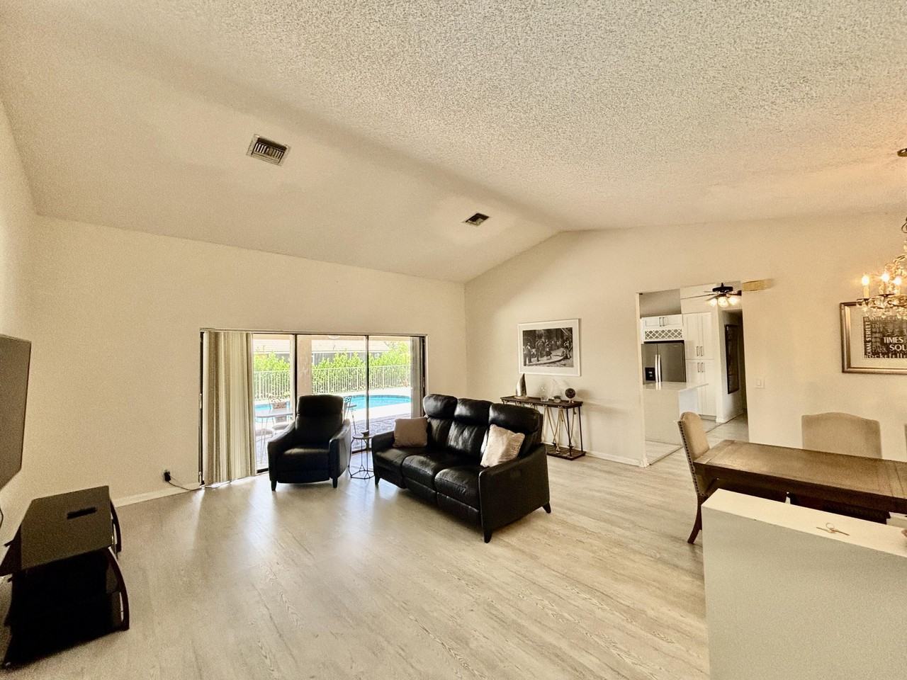 2153 Amesbury Cir - Photo 2 of 28