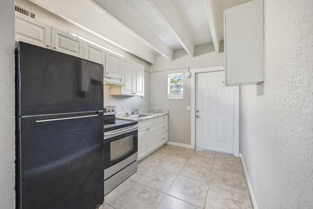 812 19th St #4 - Photo 2 of 16