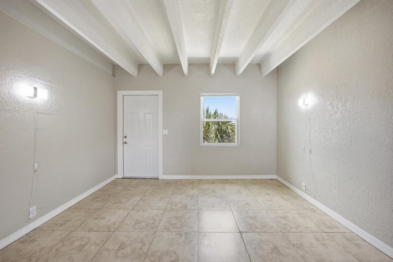 812 19th St #4 - Photo 3 of 16