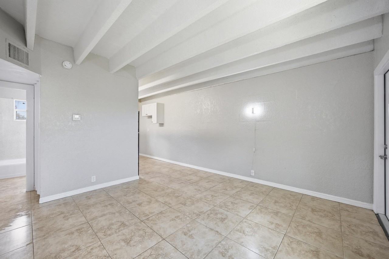 812 19th St #4 - Photo 4 of 16