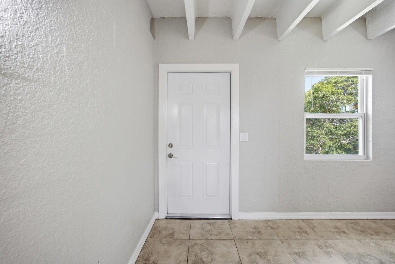 812 19th St #4 - Photo 5 of 16