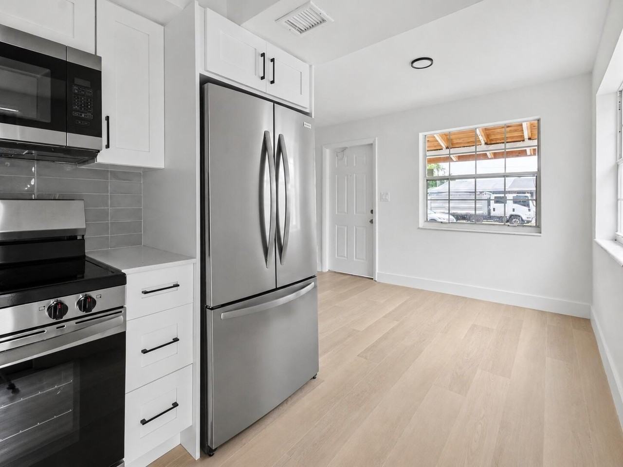 411B Ne 57th Ct - Photo 2 of 14