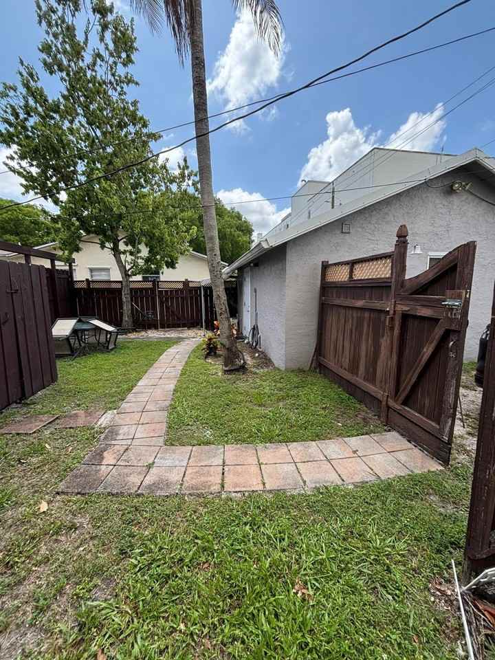 1715 Buchanan St #REAR - Photo 2 of 11