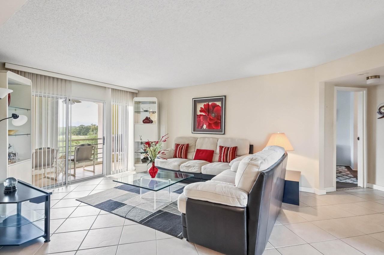 3951 Via Poinciana #511