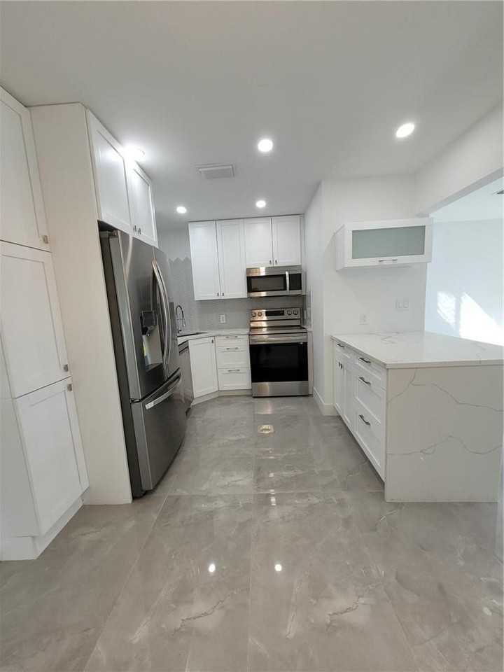 6041 Sw 17th St - Photo 4 of 26