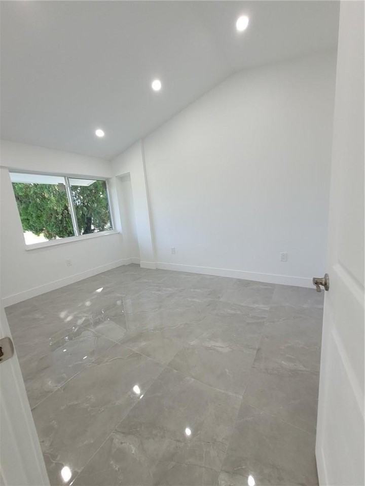6041 Sw 17th St - Photo 7 of 26
