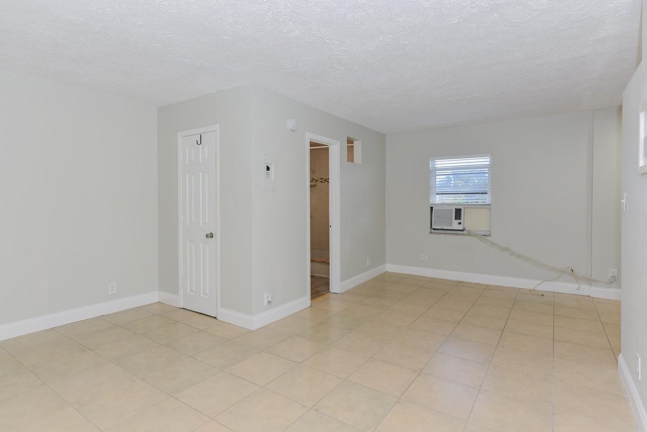 605 N Federal Hwy #8 - Photo 2 of 13