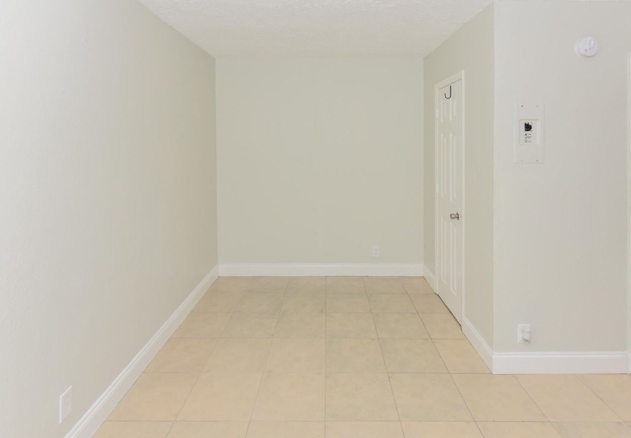 605 N Federal Hwy #8 - Photo 3 of 13