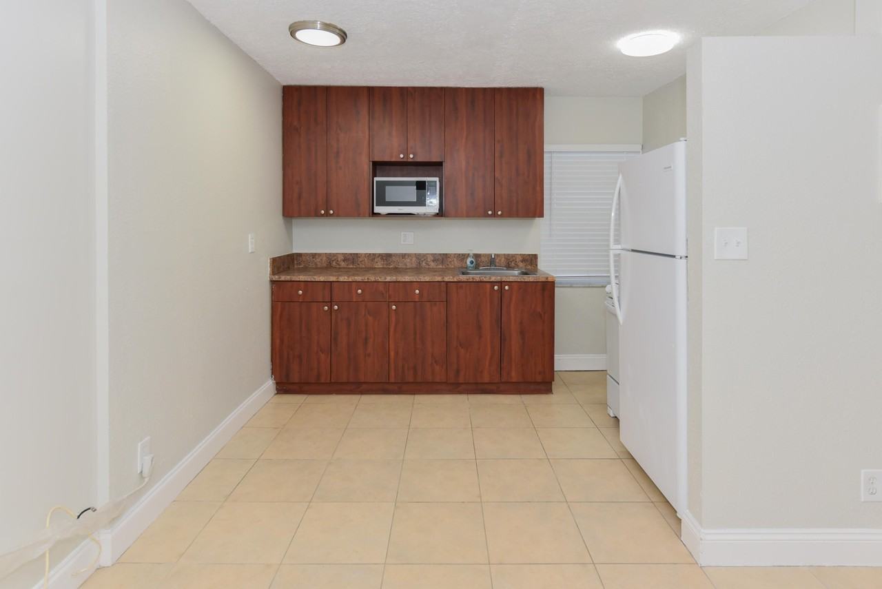 605 N Federal Hwy #8 - Photo 5 of 13