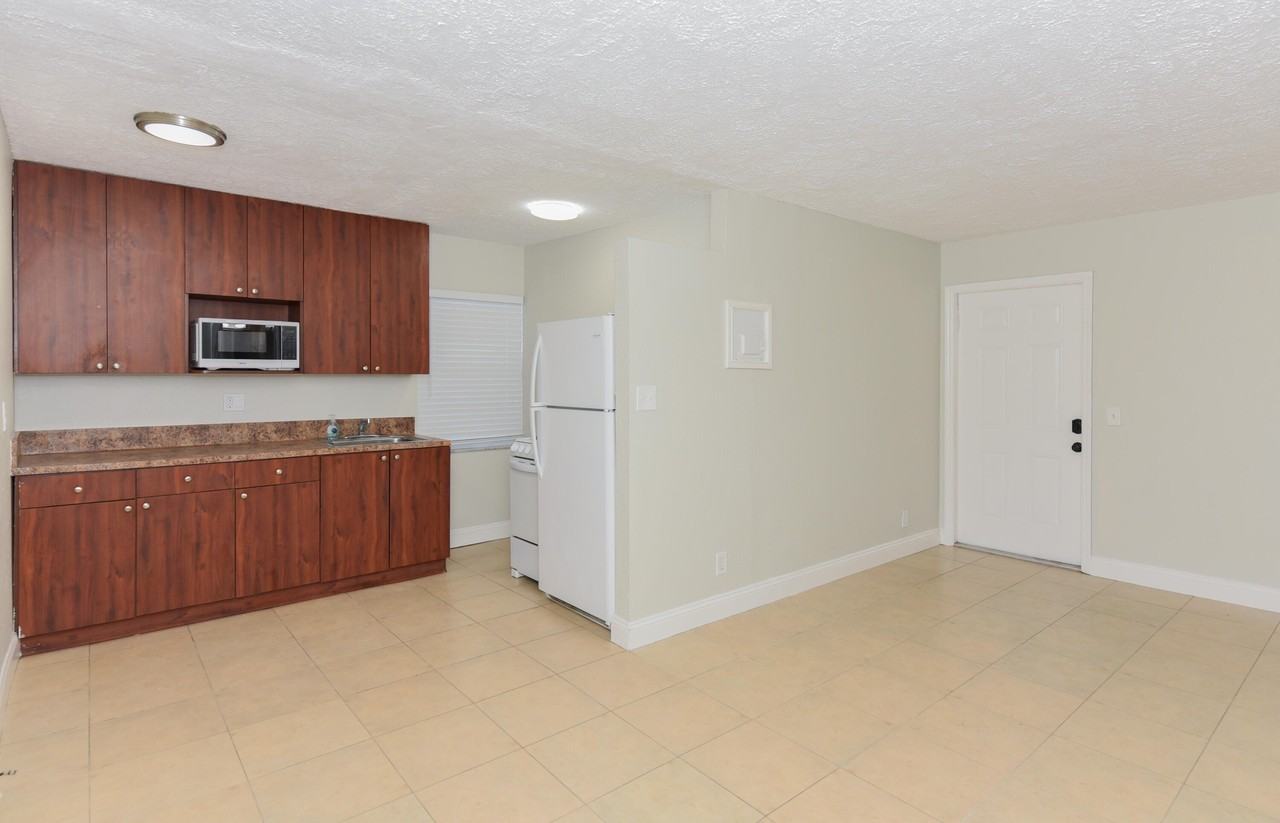 605 N Federal Hwy #8 - Photo 6 of 13