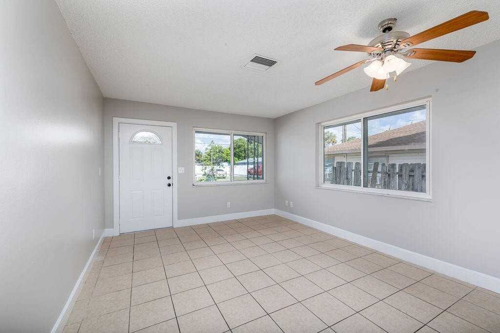 917 Se Nassau Ave - Photo 2 of 25