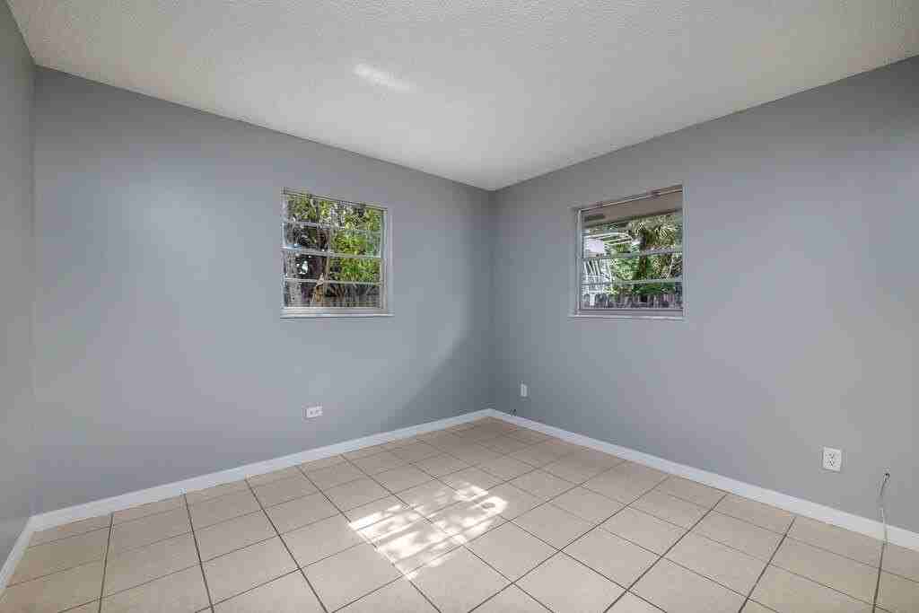 917 Se Nassau Ave - Photo 4 of 25