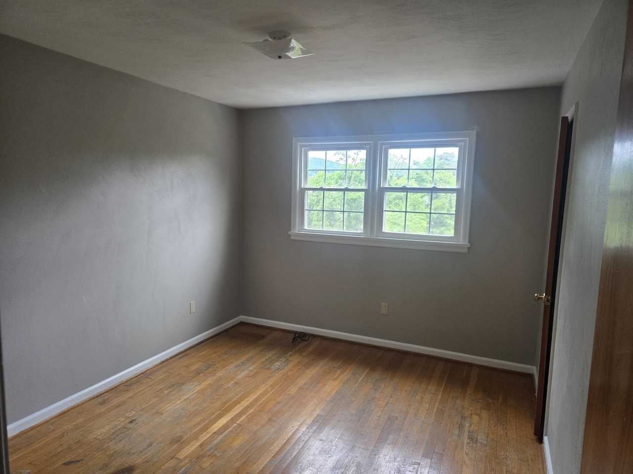 711 Suburban Ave Sw - Photo 3 of 4