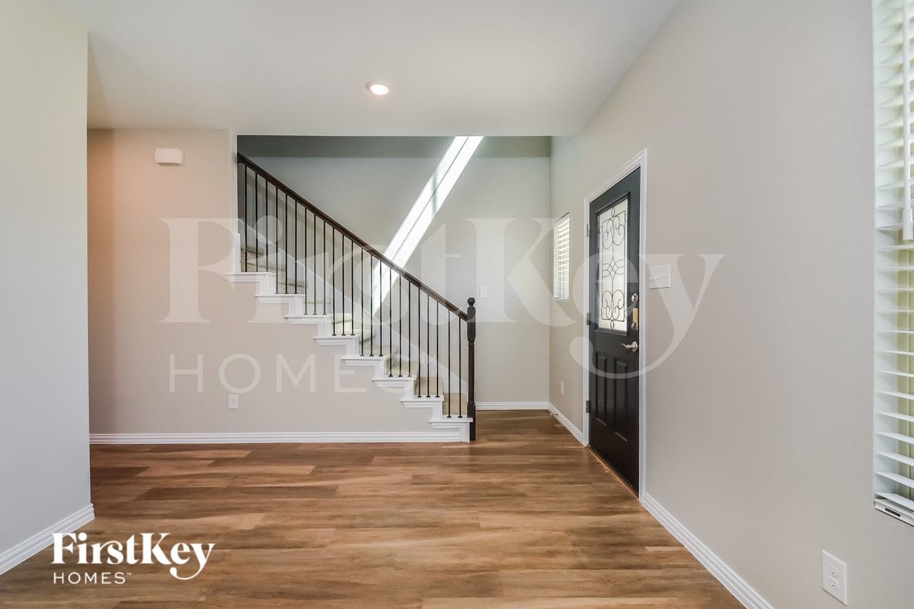 223 Rosewood Dr - Photo 3 of 16