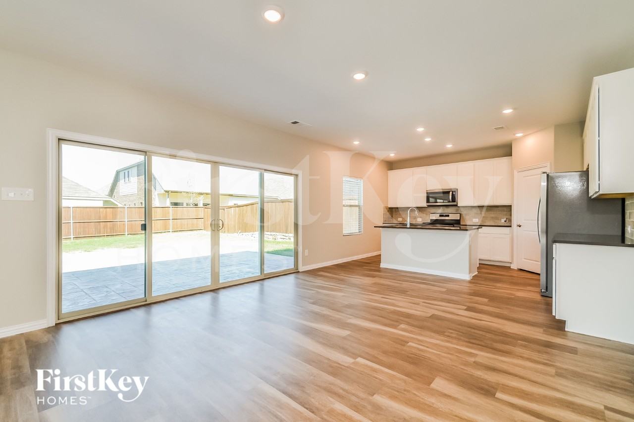 223 Rosewood Dr - Photo 4 of 16