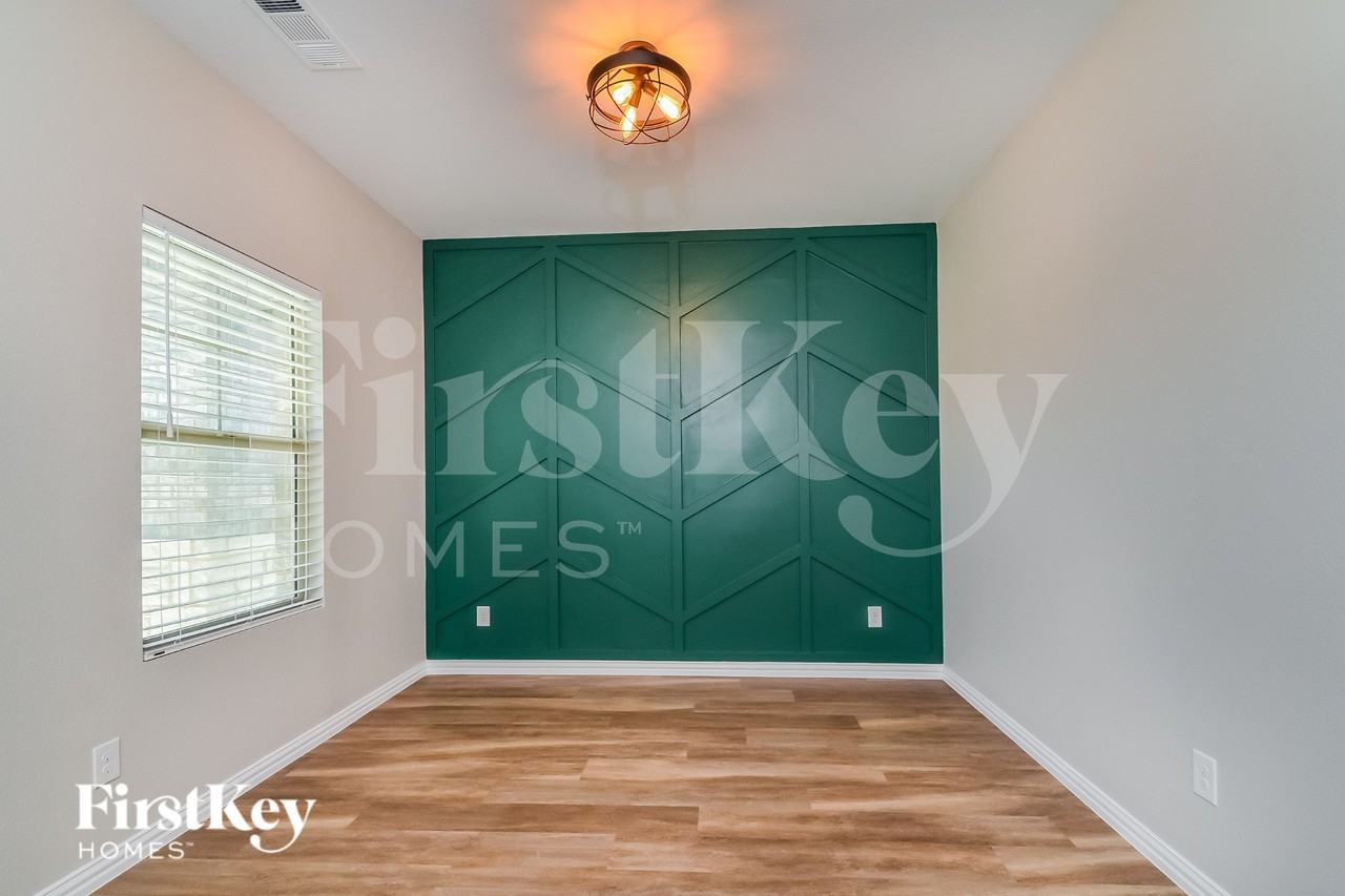 223 Rosewood Dr - Photo 5 of 16