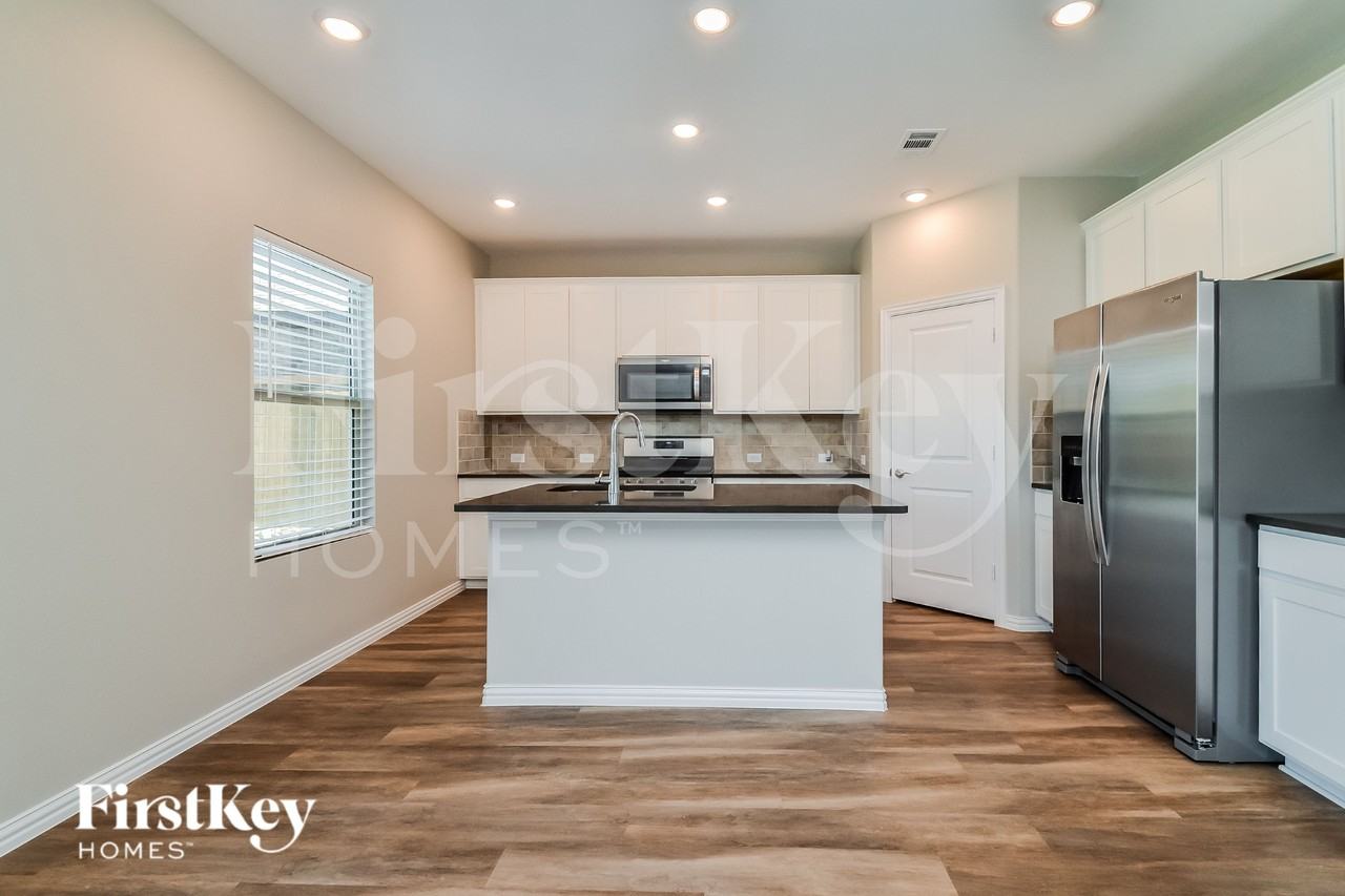 223 Rosewood Dr - Photo 6 of 16