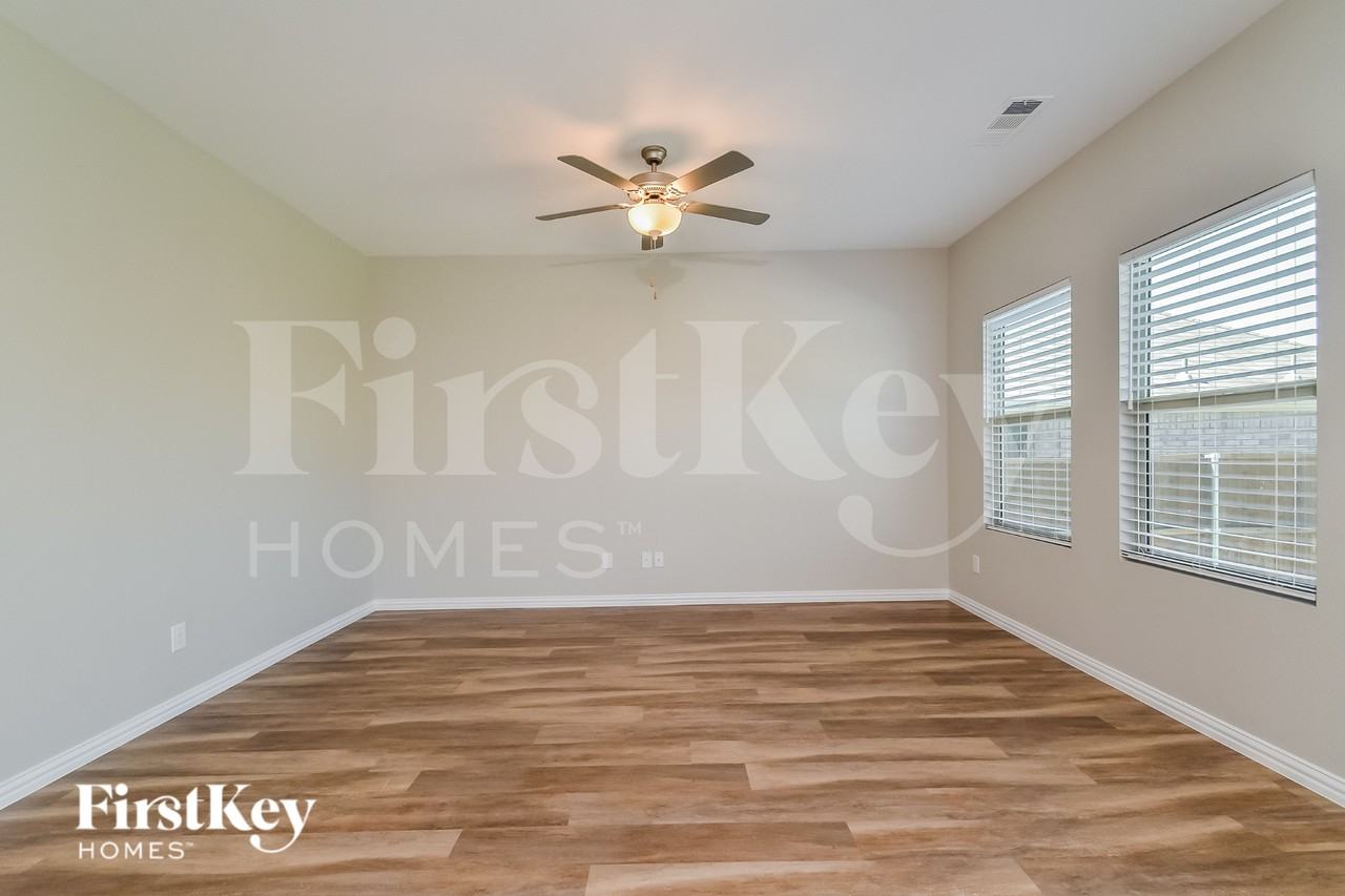 223 Rosewood Dr - Photo 7 of 16
