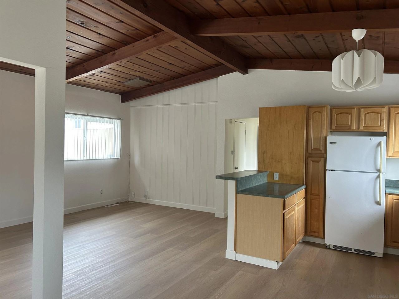 242 S Helix Ave - Photo 3 of 18