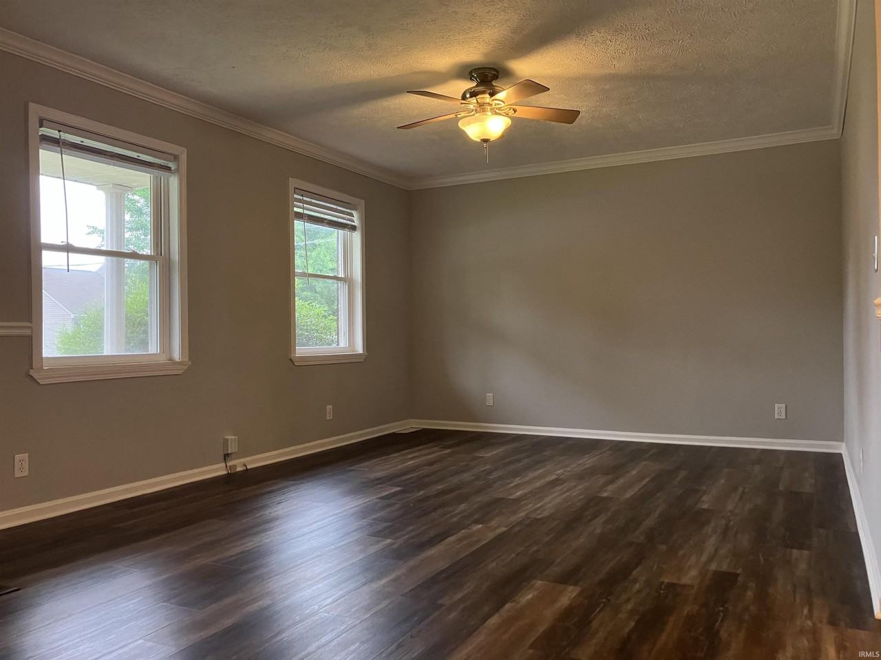 900 S Saint James Blvd - Photo 4 of 29