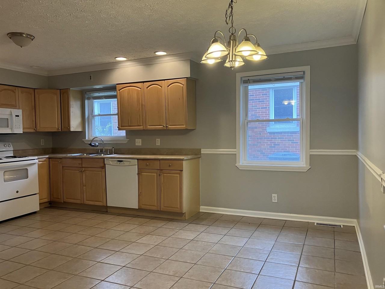 900 S Saint James Blvd - Photo 6 of 29