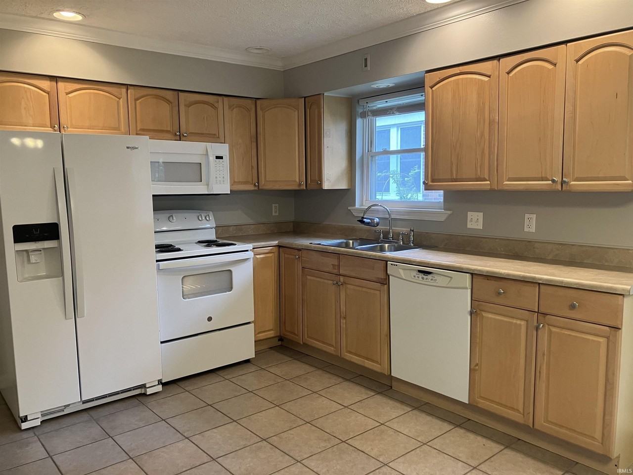 900 S Saint James Blvd - Photo 7 of 29
