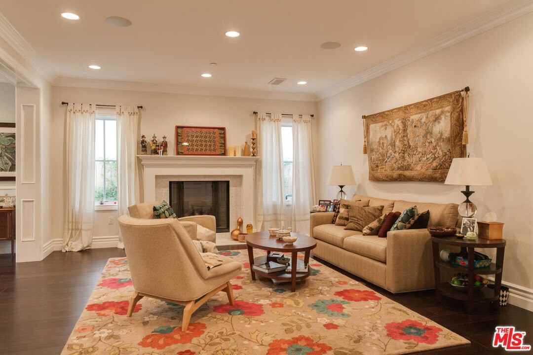 3217 Greenfield Ave - Photo 2 of 5