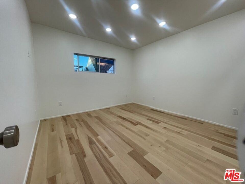 245 Windward Ave - Photo 2 of 8