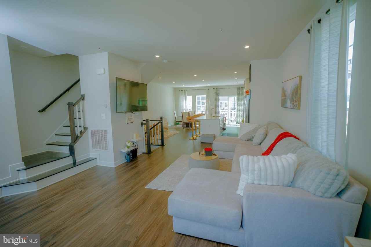 8210 Goldstone Ct - Photo 7 of 37