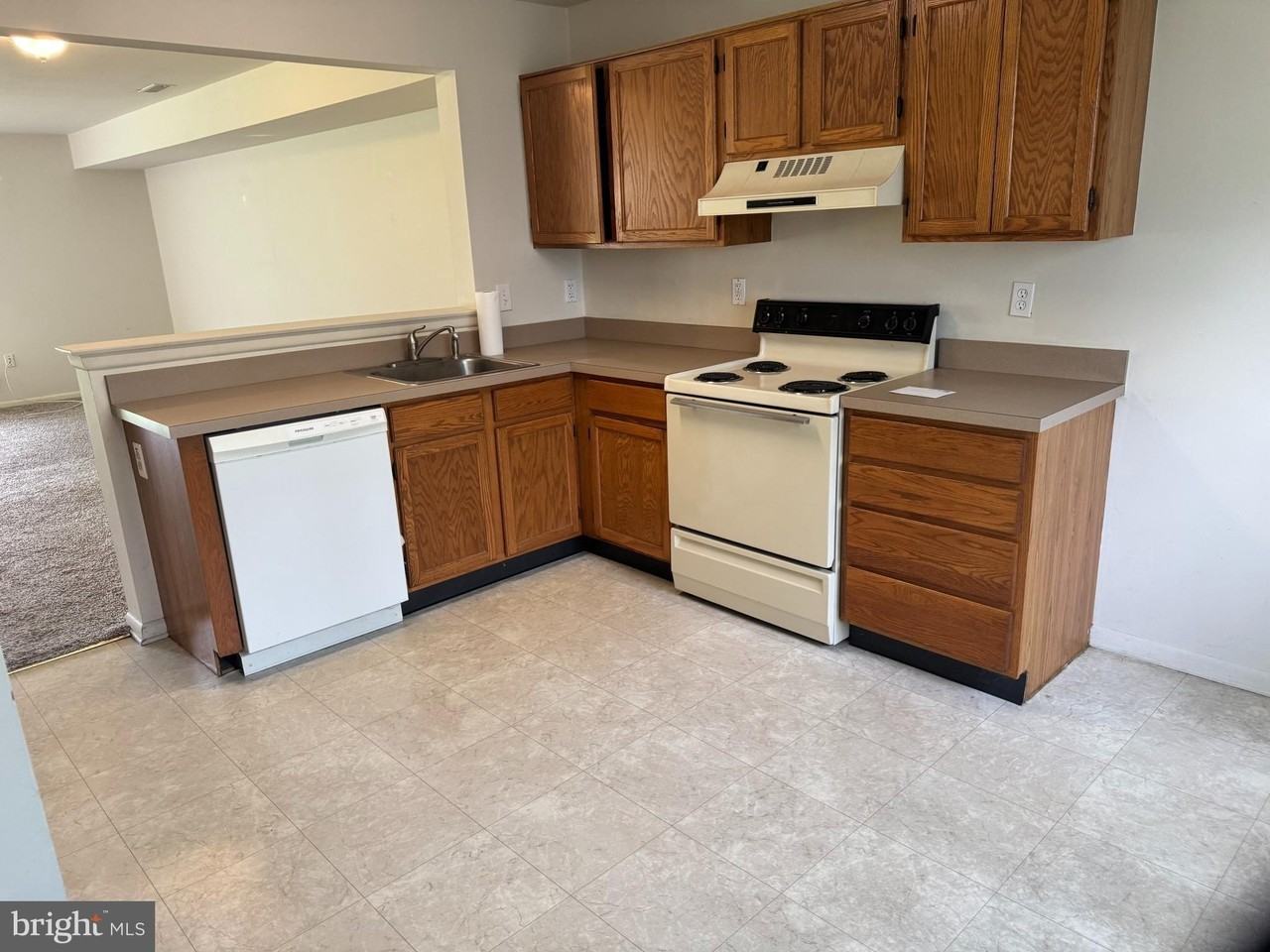 170 Frederic Ct - Photo 3 of 12